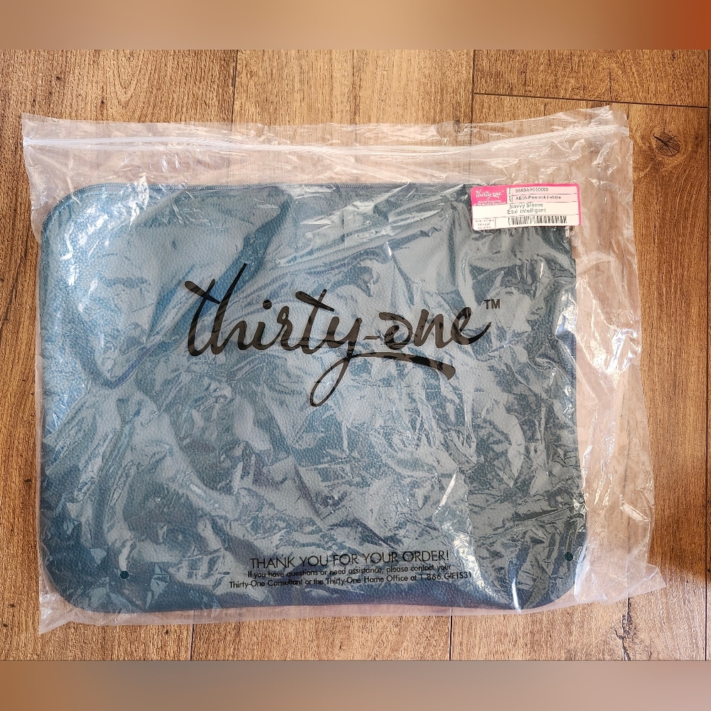 Thirty-one savvy sleeve in peacock pebble